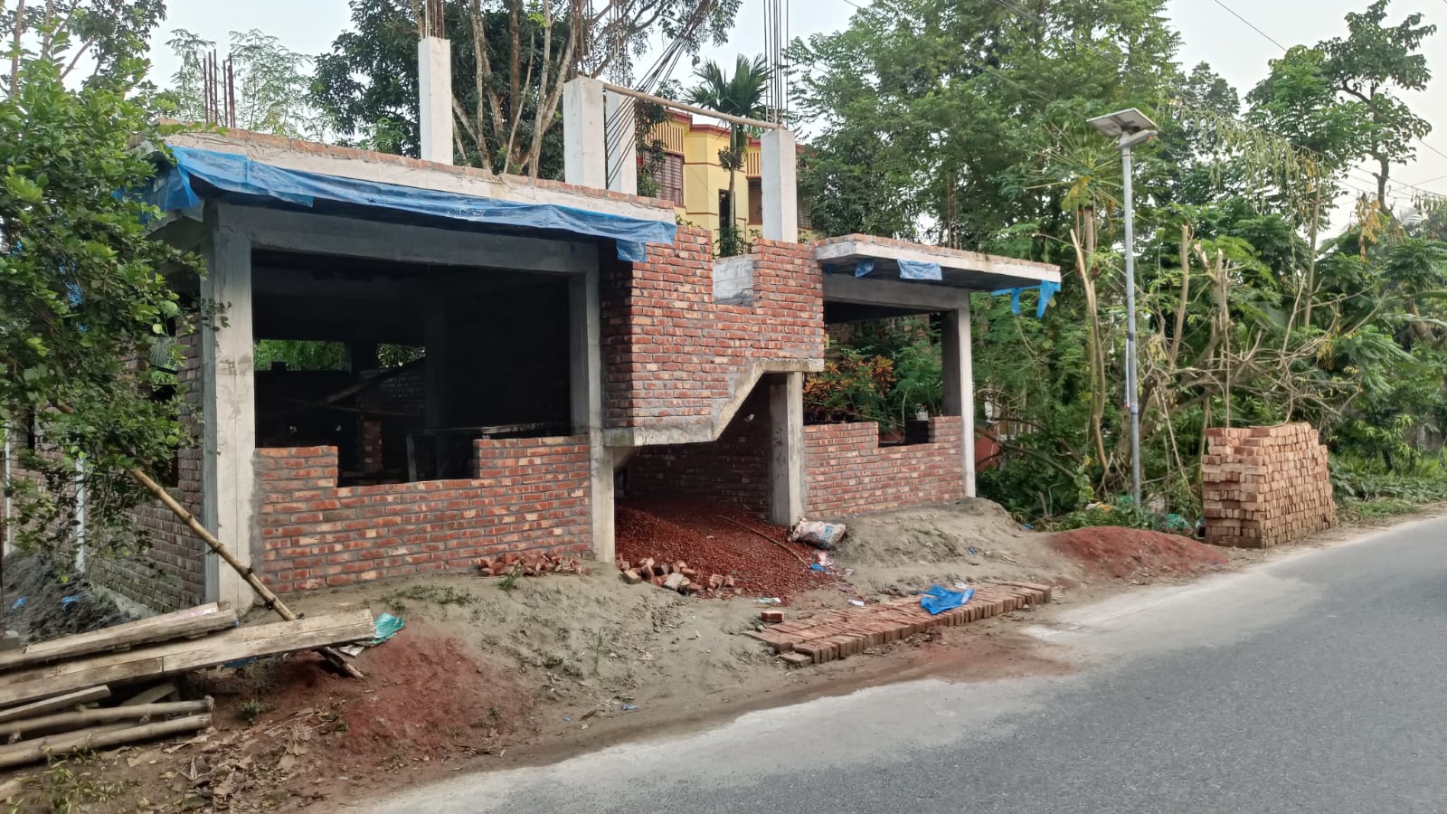 বাগমারায় সরকারি খাস জমিতে ভবন নির্মাণ, কাজ বন্ধ করলেন এসিল্যান্ড