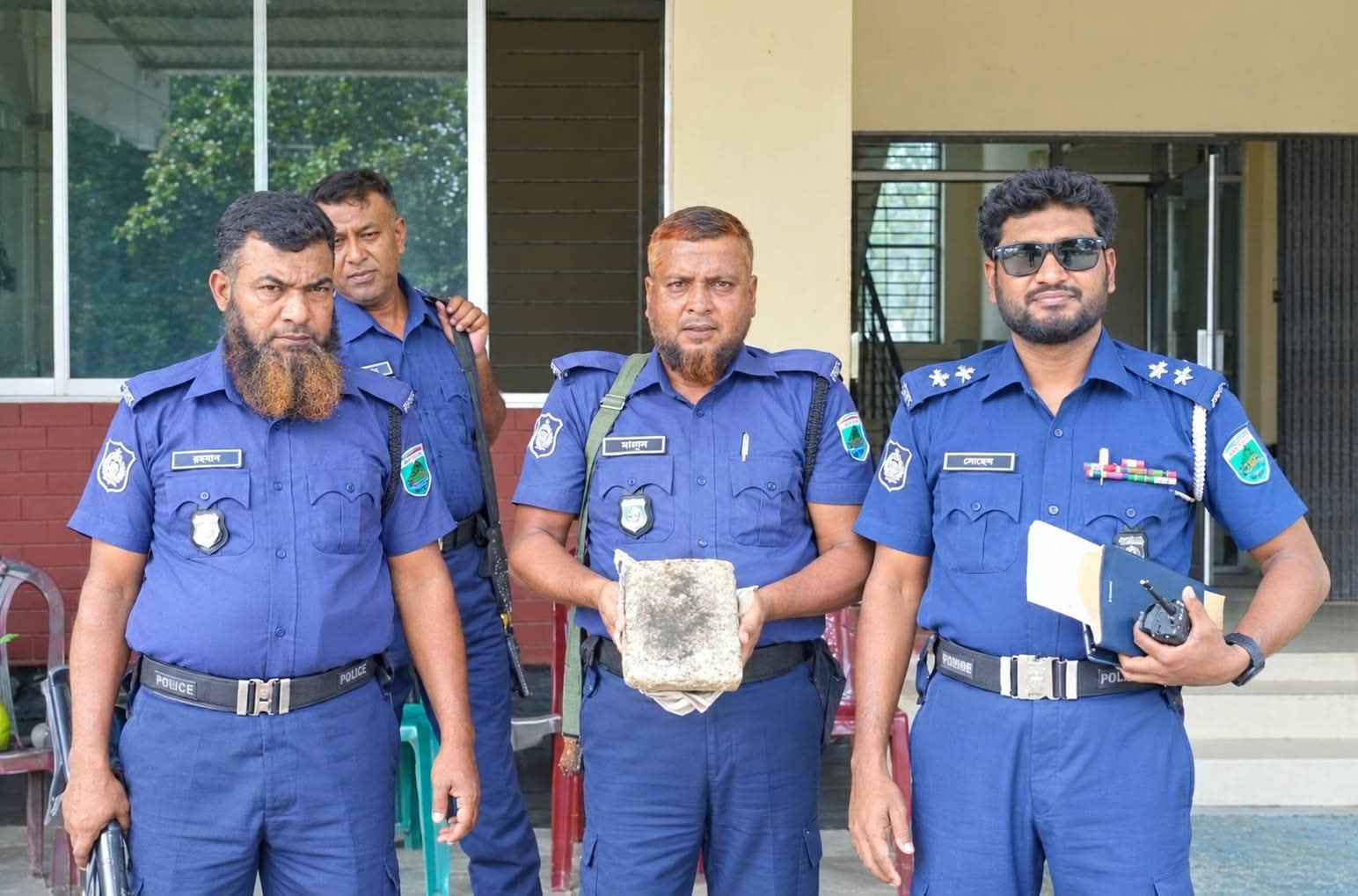 বাগমারায় কবর খননের সময় ৬.৭ কেজি ওজনের পাথর উদ্ধার