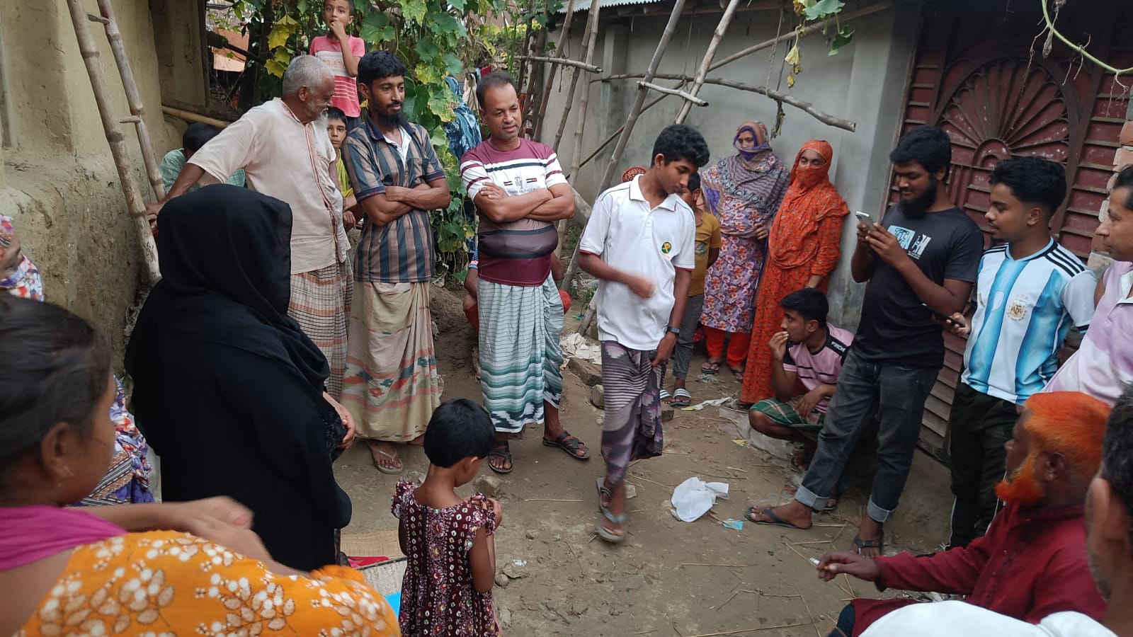 বাগমারায় বিয়ের দাবিতে প্রেমিকের বাড়িতে সৌদি প্রবাসী নারী, ৪ দিনেও মেলেনি সাড়া