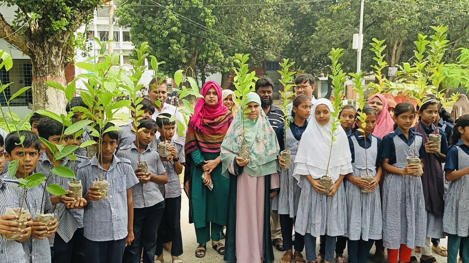 বাগমারায় বিশ্ব হাত ধোয়া দিবস পালিত, শিক্ষার্থীদের মাঝে গাছের চারা বিতরণ